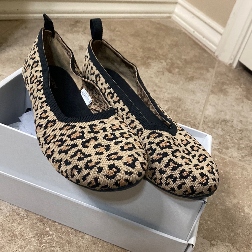 Nordstrom girls slip on shoes. Size 5.